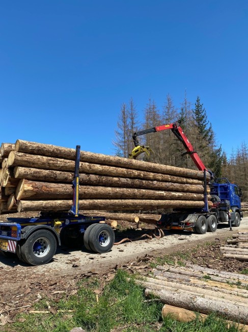 Vrachtwagen van Bois de Chauffage B.D.C. bij de levering van brandhout op pallets